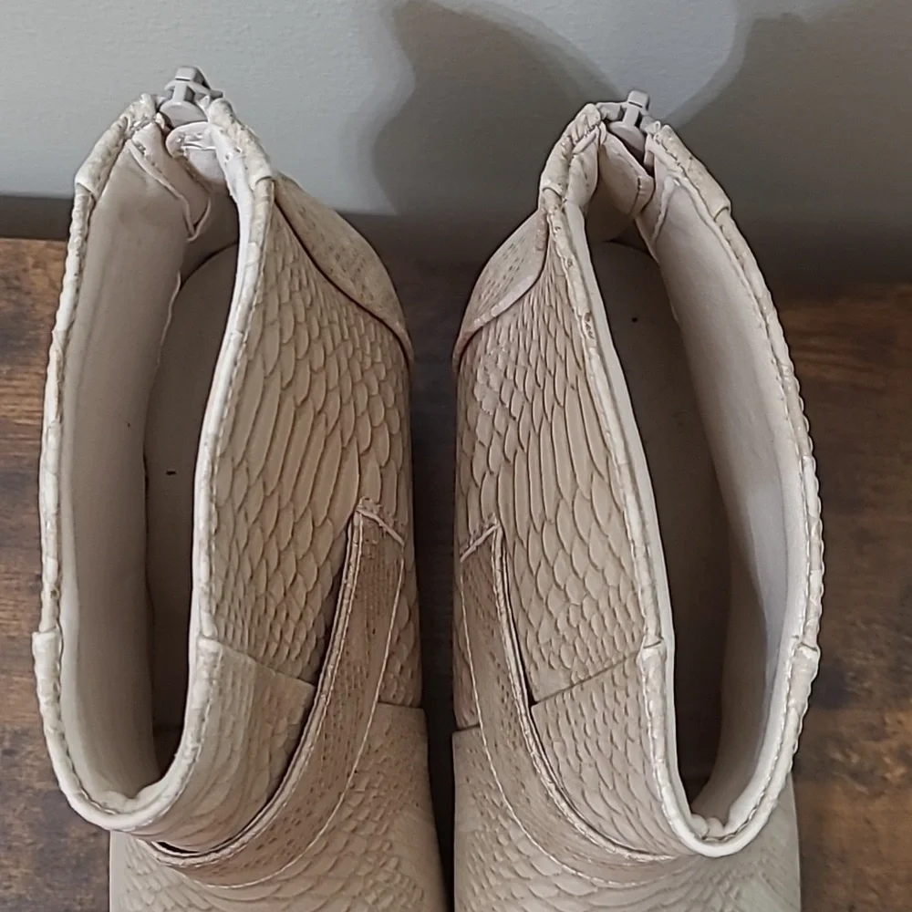 BareTraps LUCIA Textured Snakeskin Cream Ankle Booties size 9.5